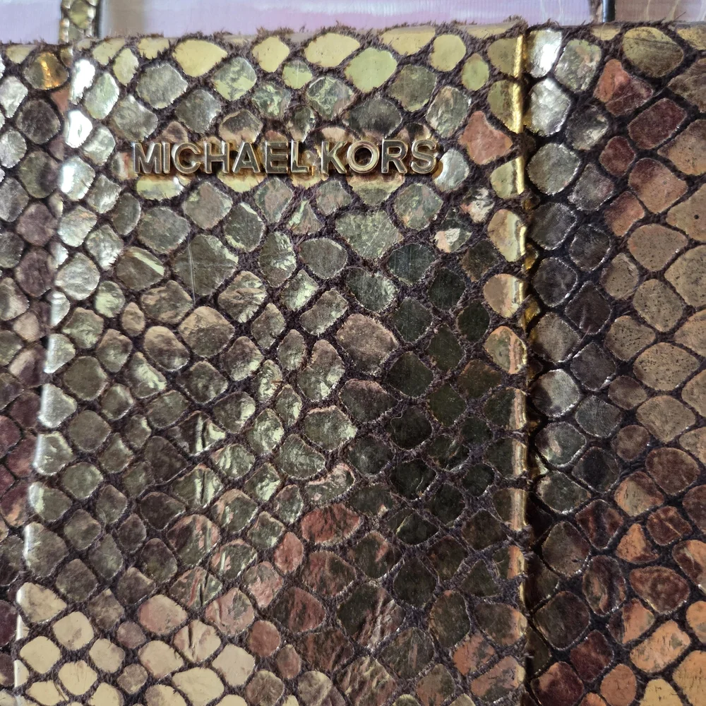 Michael Kors Metallic Snakeskin-Effect Gold Dark Undertone - Picture 4 of 16